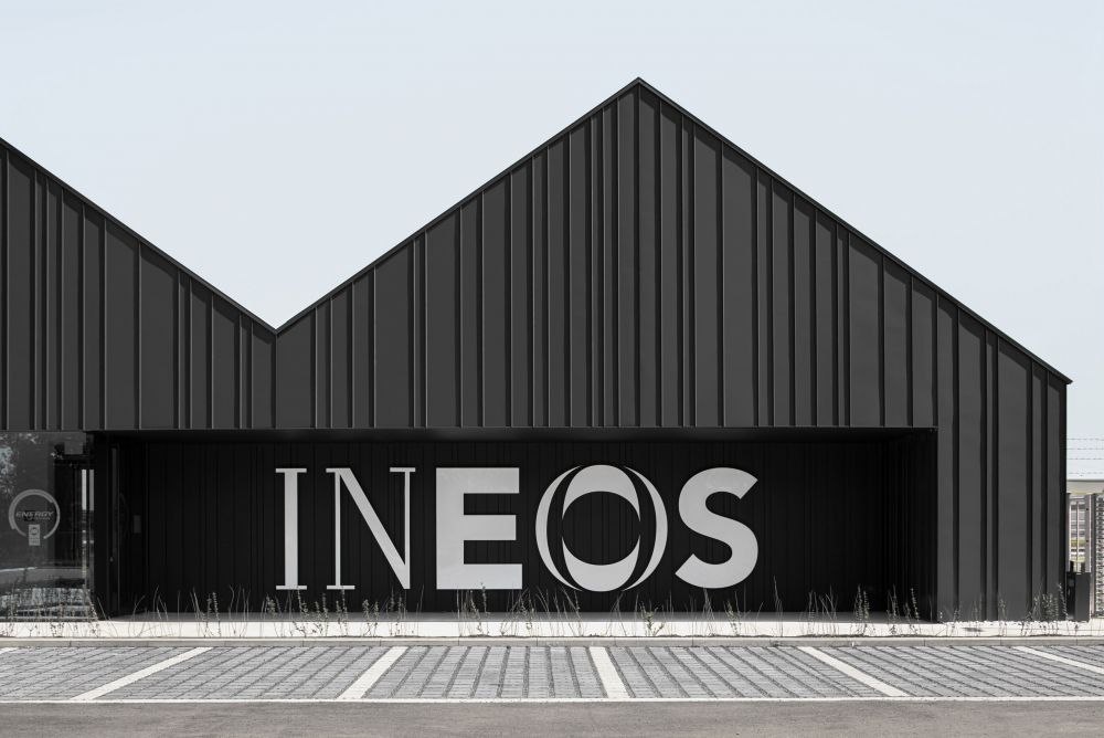 Gevelbekleding en hellend dak met zink staande naad kleur quartz voor Ineos Geel