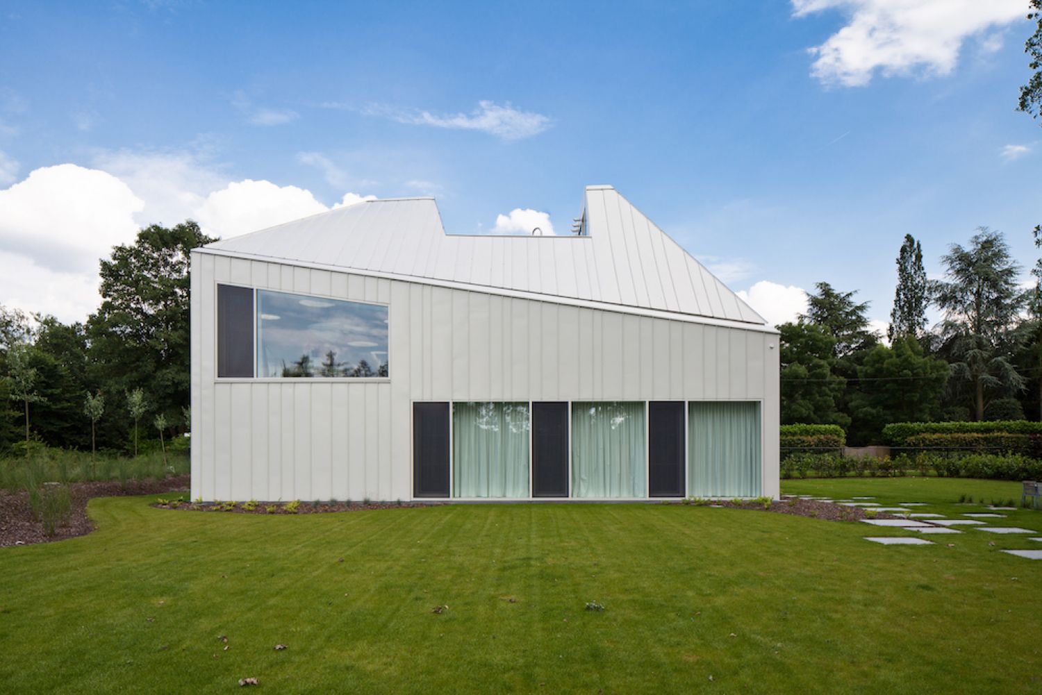 Out of the ordinary house VMVK bekleed in wit gelakt Quartz-zink