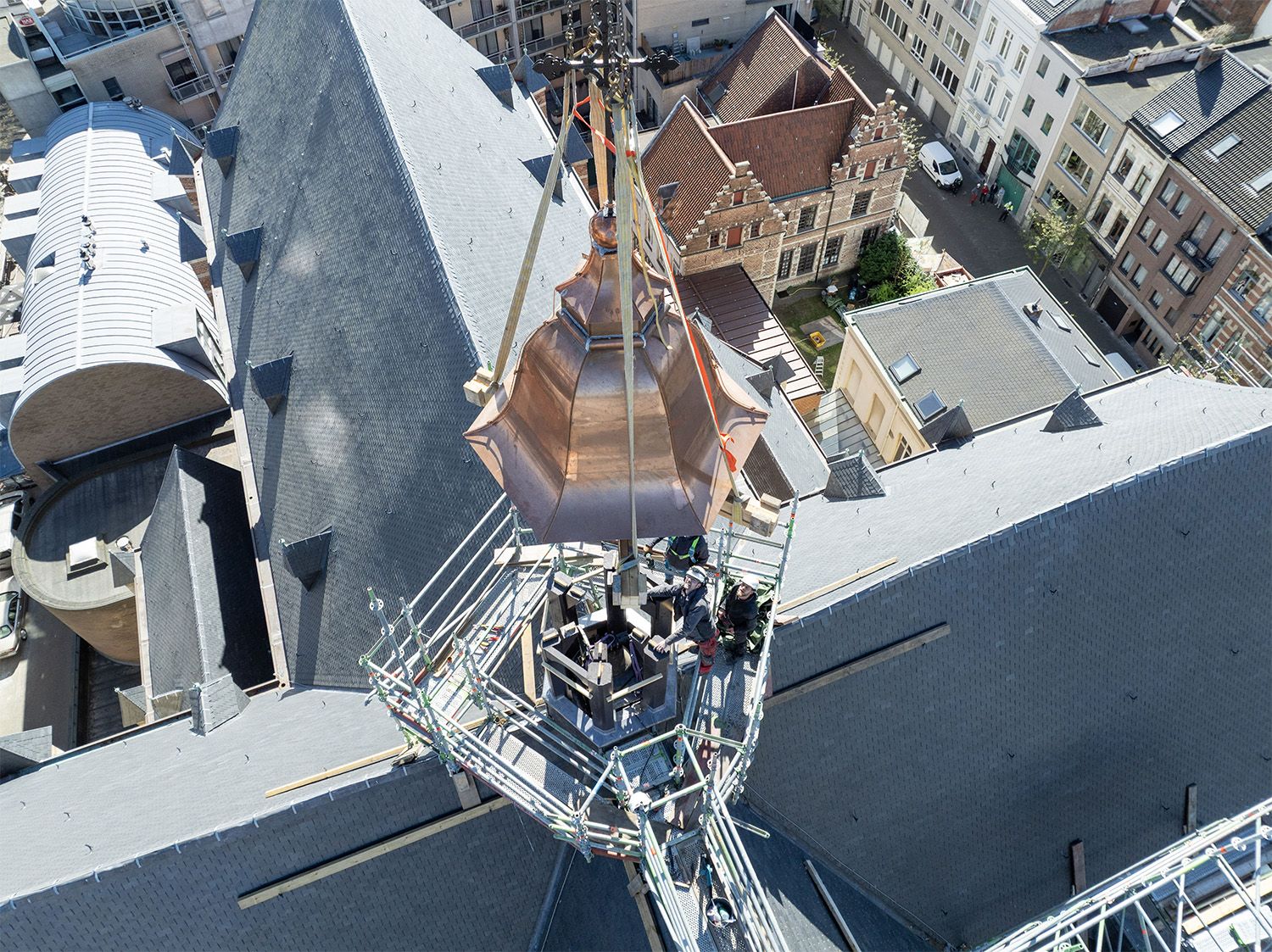 Koper Vieringtoren Sint-Andrieskerk plaatsing