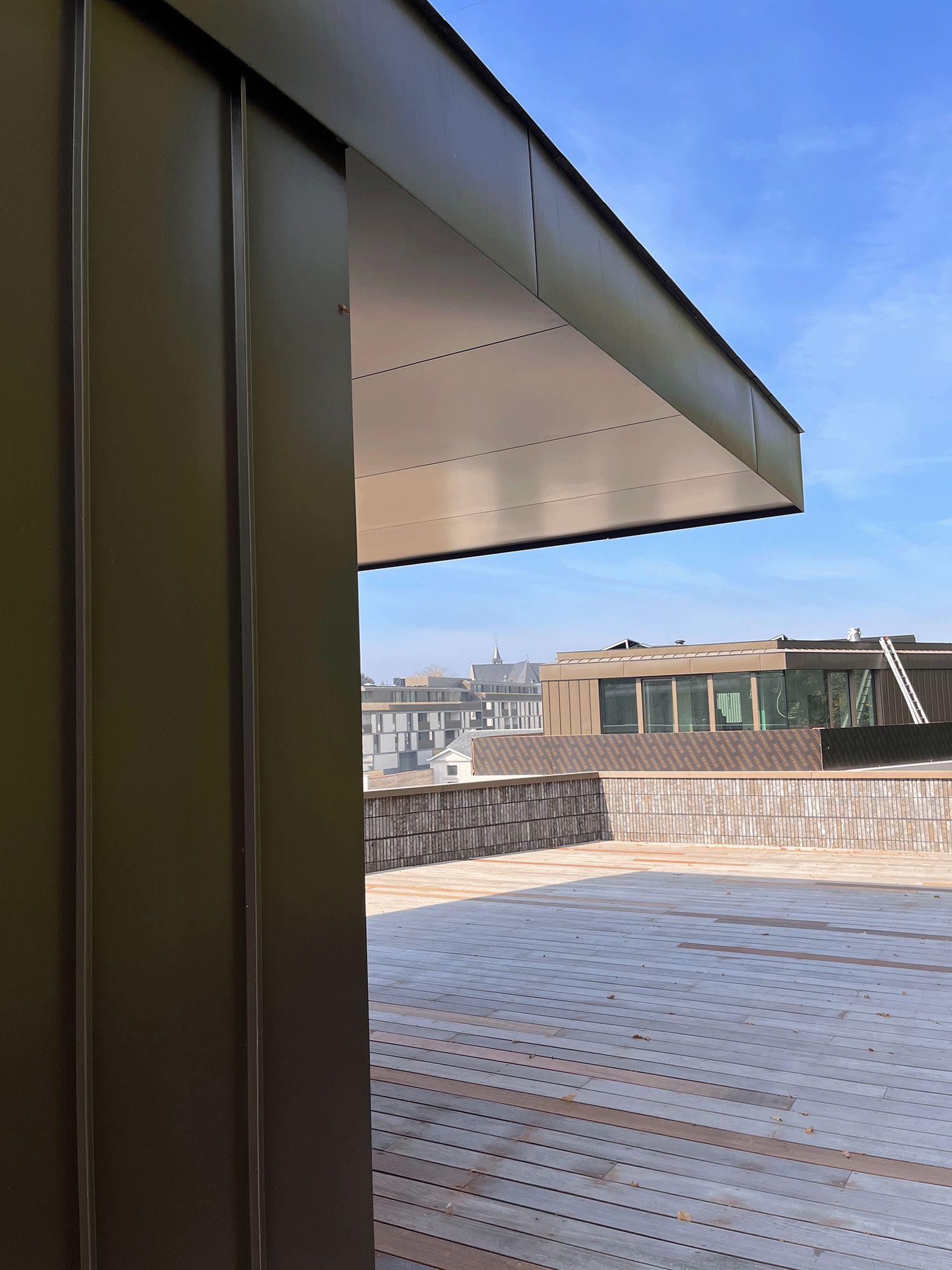 Pigmento Dark Brons Zink als gevelbekleding met staande naad