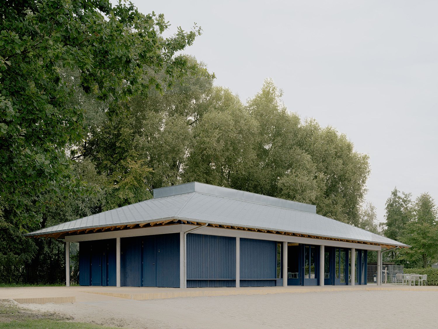 Zwempaviljoen rotselaar afgewerkt met Zinken ADEKA en leien in natuurzink