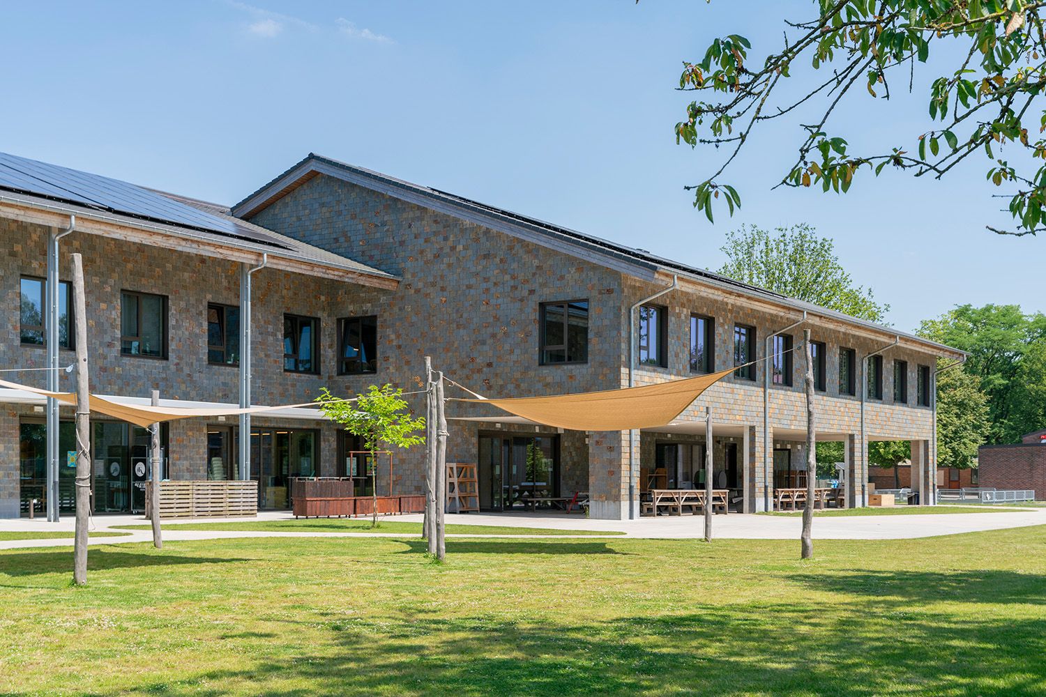 dakbedekking met natuurleien en betonpannen