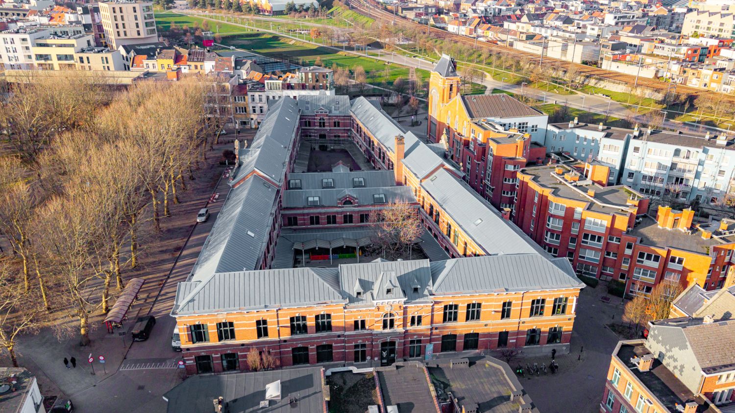 zinken dak voor stedelijke basisschool Villa stuivenberg