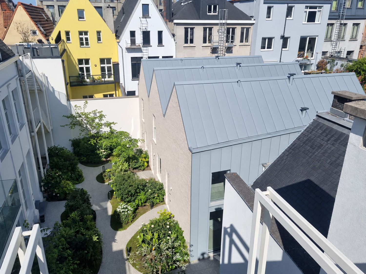 Zinken dakbedekking in staande naad bij renovatieproject