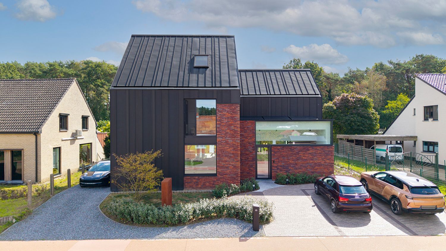 Moderne woning met zinken dak- en gevelbekleding in staande naad