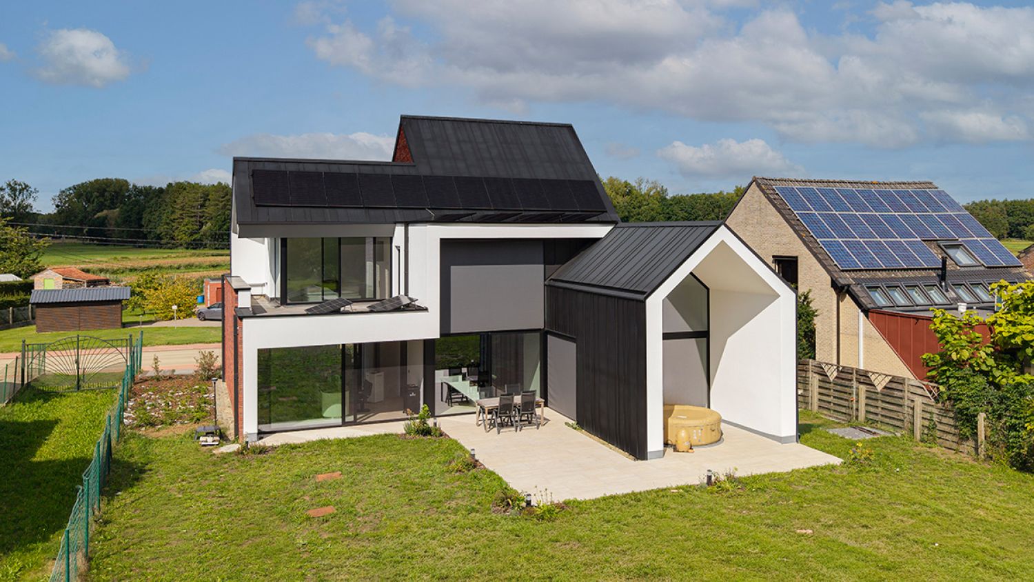 Moderne architectuur met antraciet zink op dak en gevel