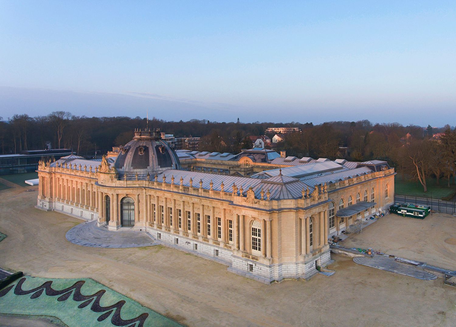 Loden topstukken op het dak van het AfricaMuseum in Tervuren