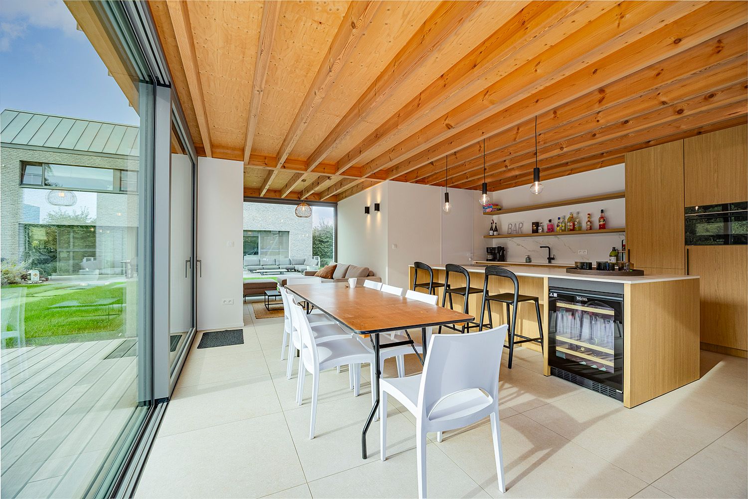 Houten dakconstructie en daktimmerwerk in moderne woning in Ham