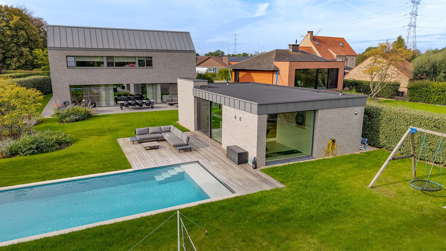 Combinatie van zinken gevelbekleding en plat dak bij woning in Ham uitgevoerd door Dakwerken Meeu