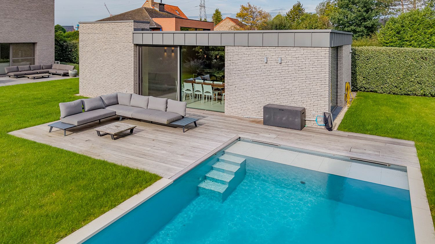 Woning in Ham met zinken dak in Quartz zink en poolhouse met plat dak