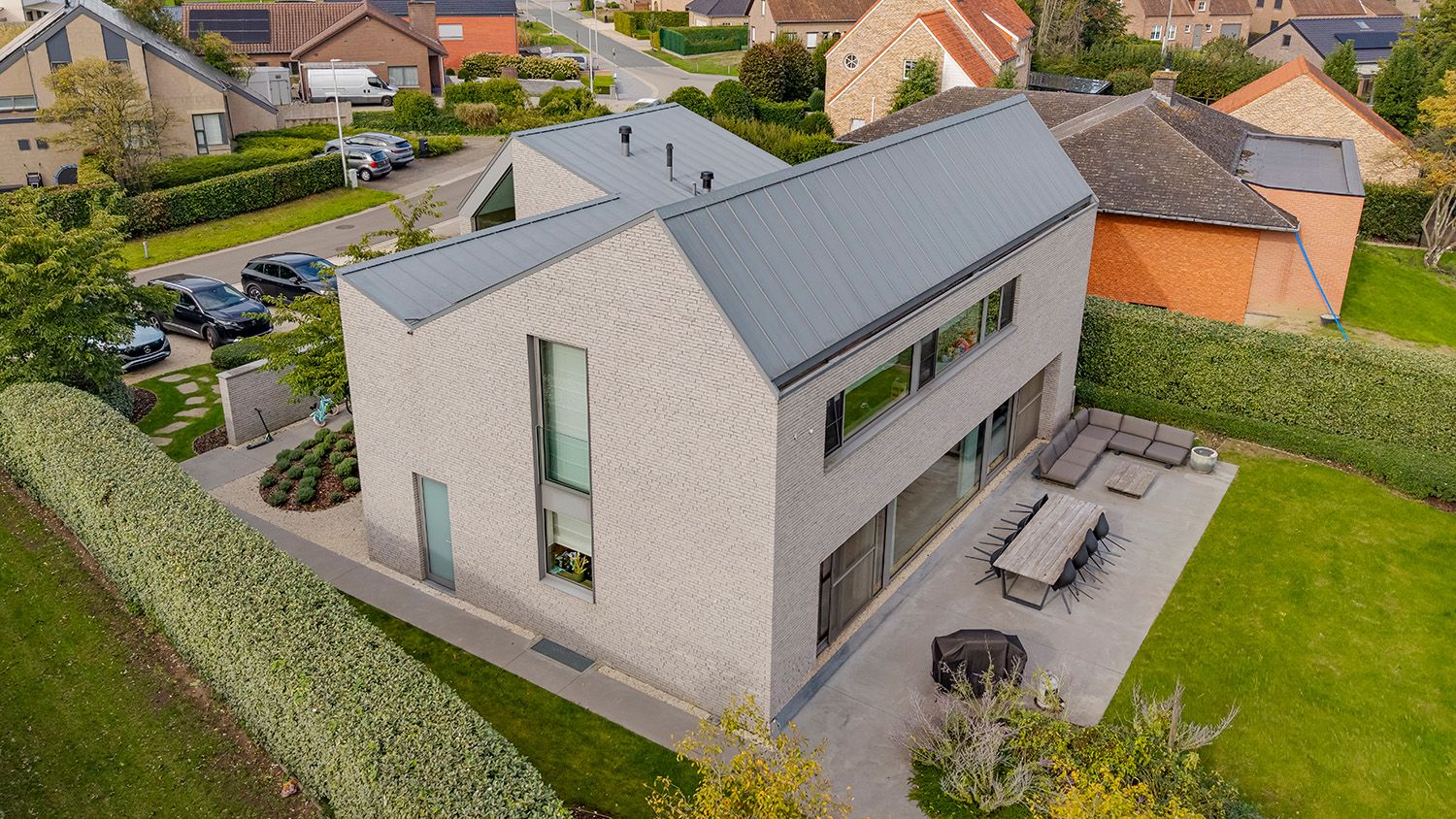 Moderne woning in Ham met zinken dak in staande naad en maatwerk door Dakwerken Meeus