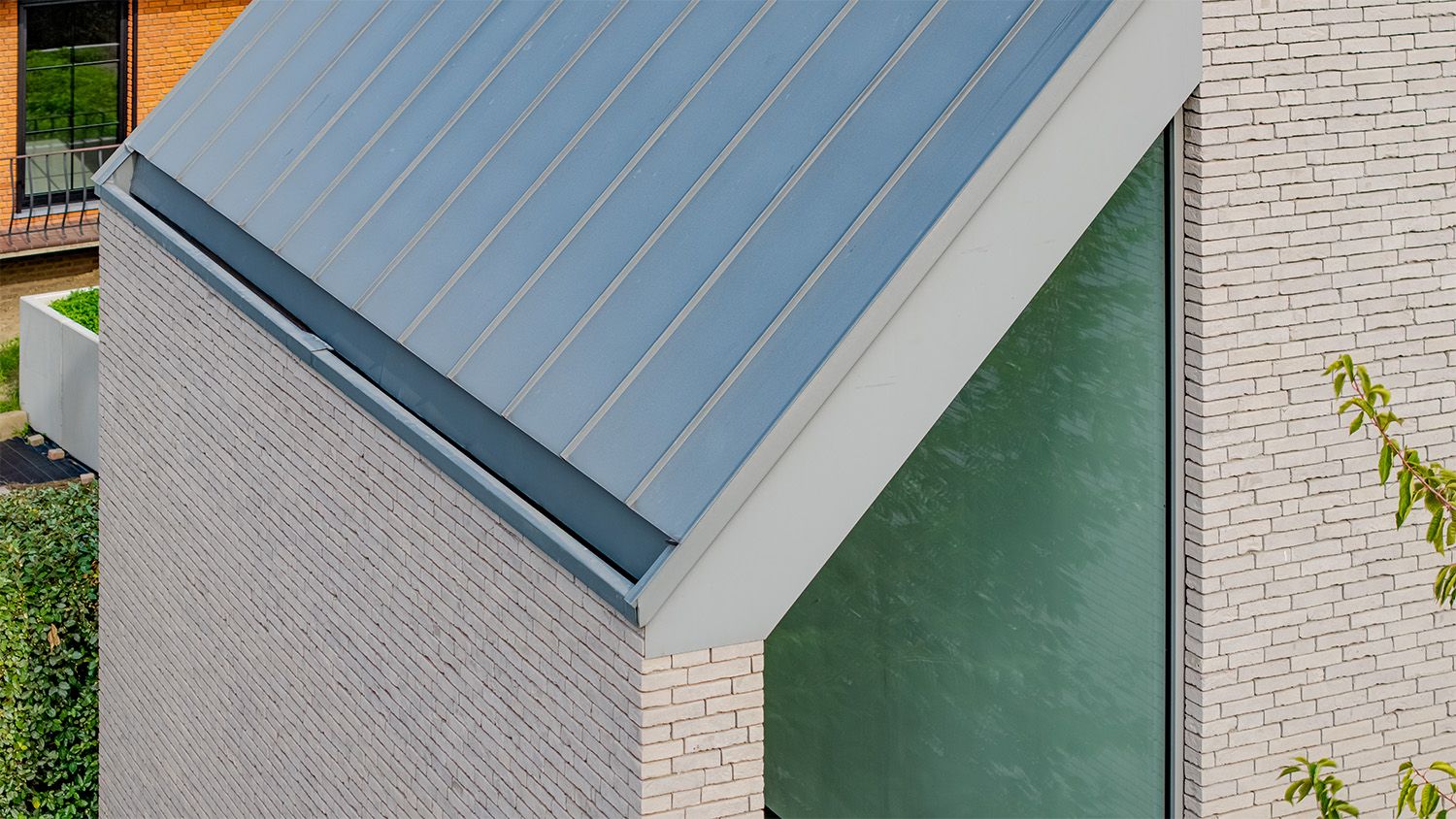 Detail van zinken dak in staande naad bij woning in Ham