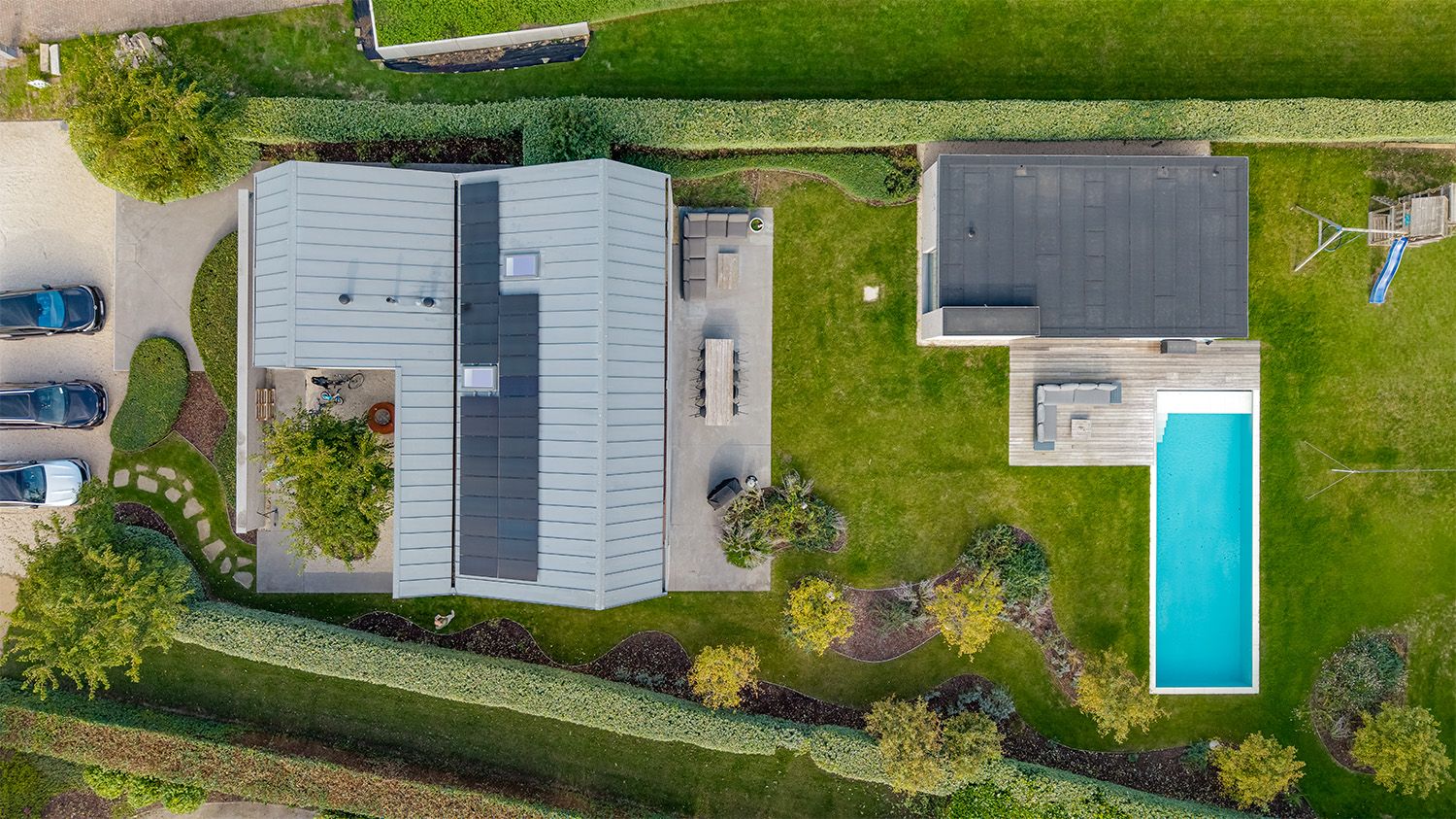Luchtfoto van woning in Ham met zinken dak, plat roofing dak en bijgebouw