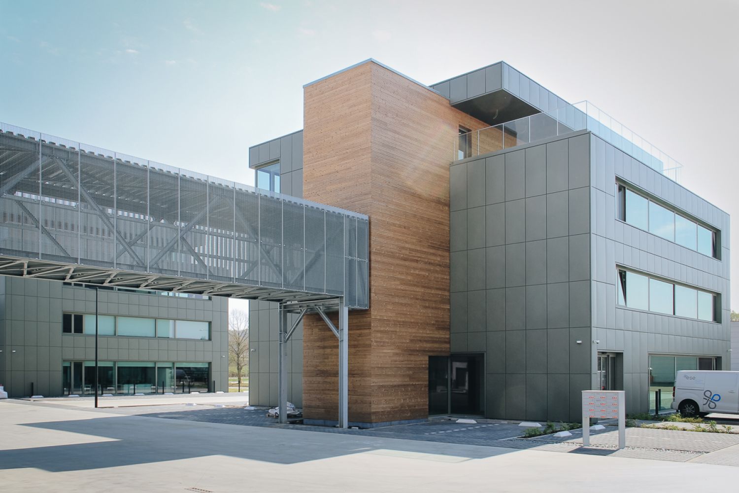 Gevelbekleding met groen, zinken cassettes bij Evergreen